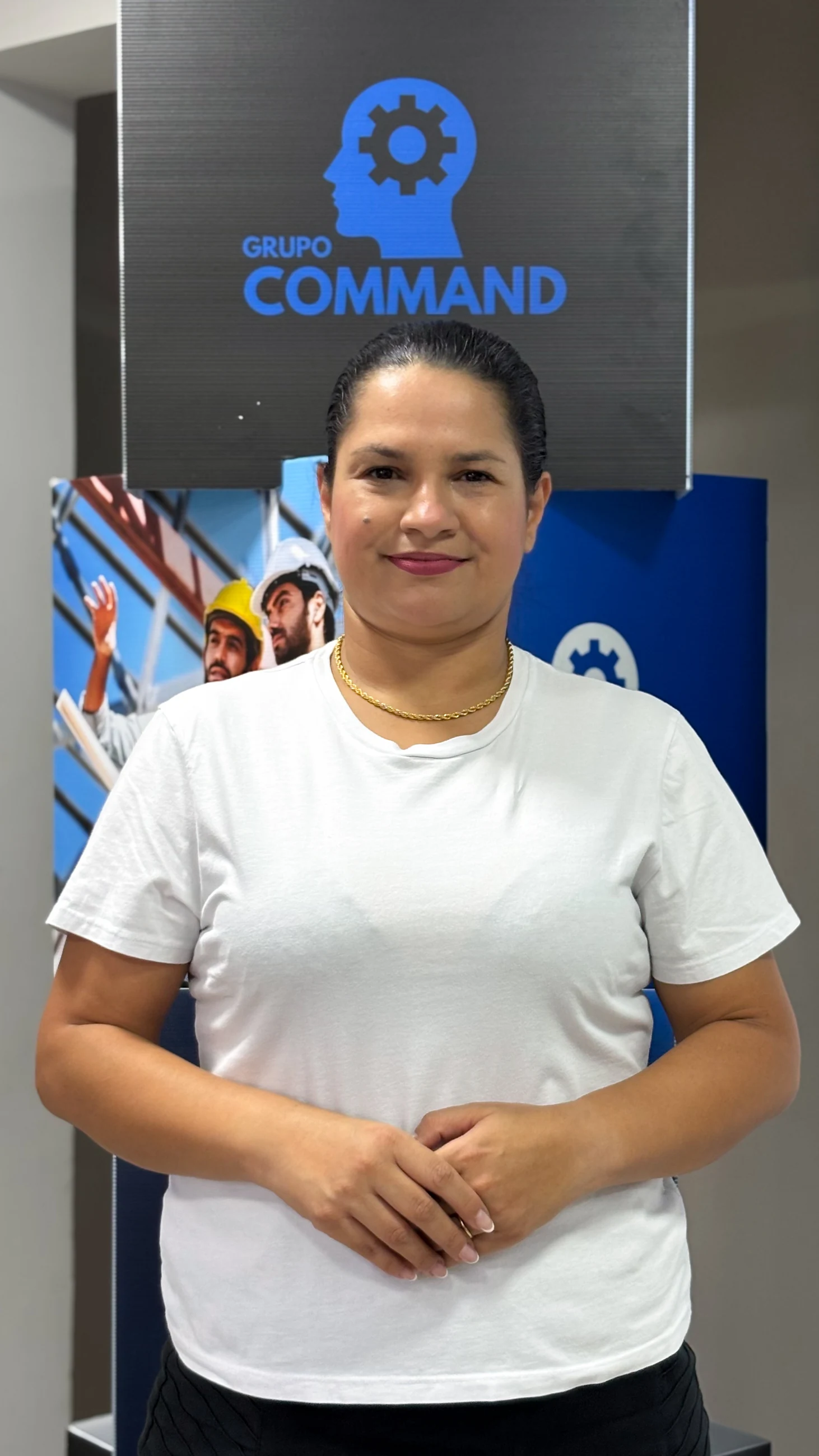 Retrato com a marca do Grupo COMMAND ao fundo
