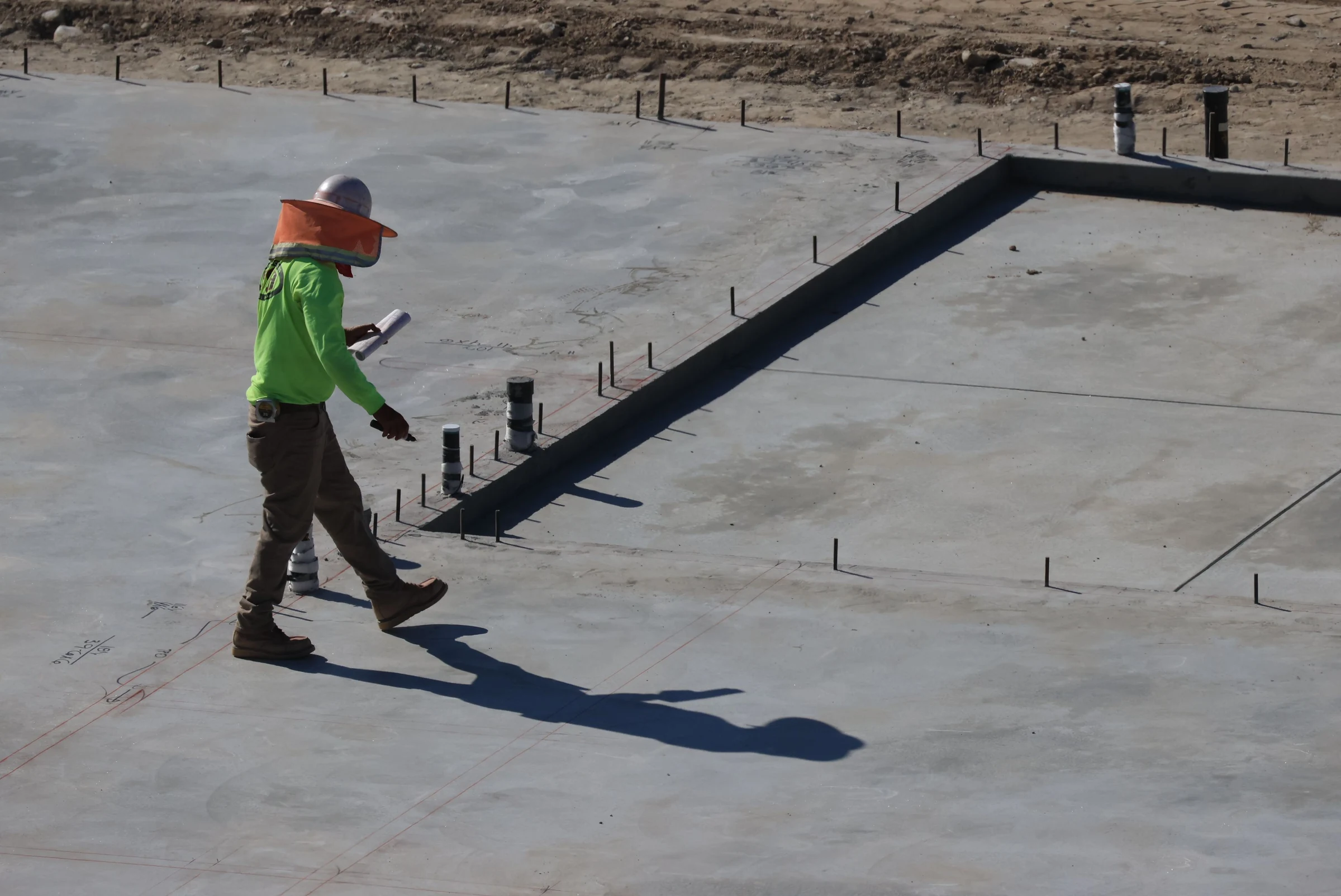 Profissional em canteiro de obras.