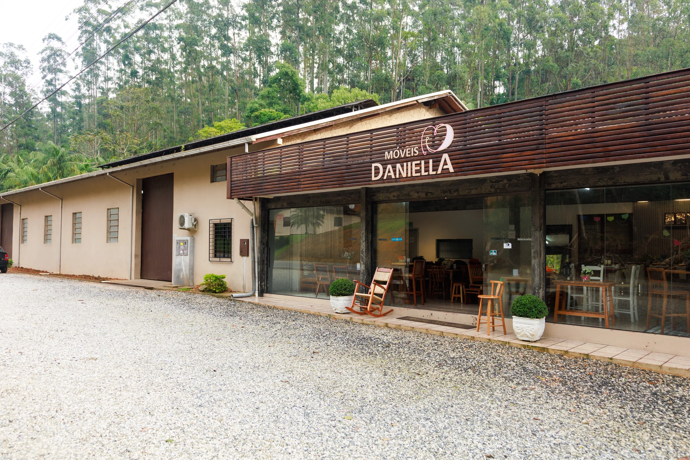 Fachada da Móveis Daniella, com letreiro e entrada envidraçada