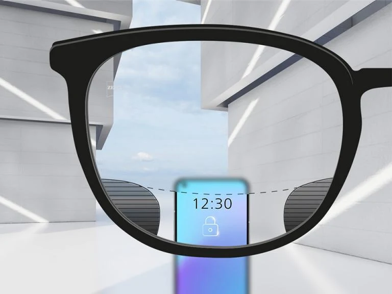 Lente antifadiga ZEISS com a área de apoio ao foco próxima ao celular