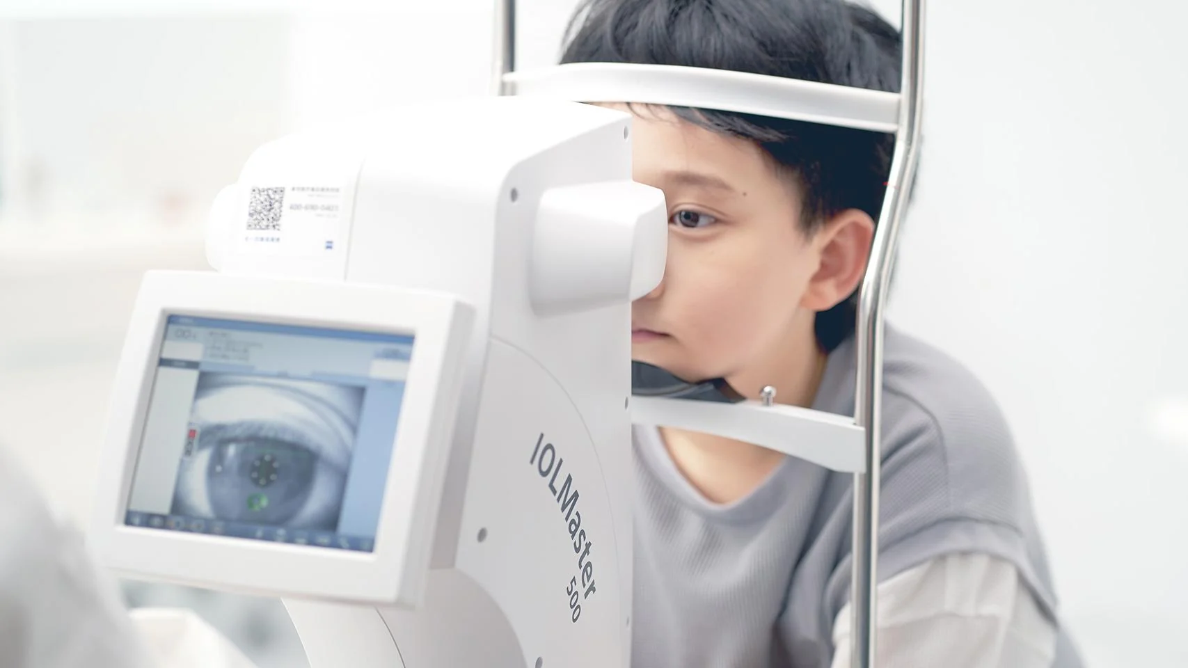 Criança durante uma avaliação visual com equipamento ZEISS