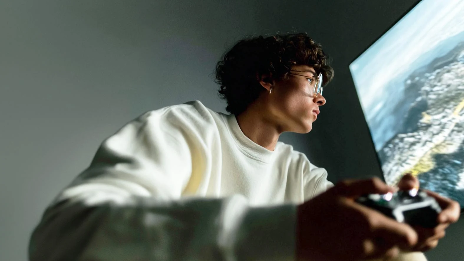 Jovem usando óculos durante uma partida de videogame