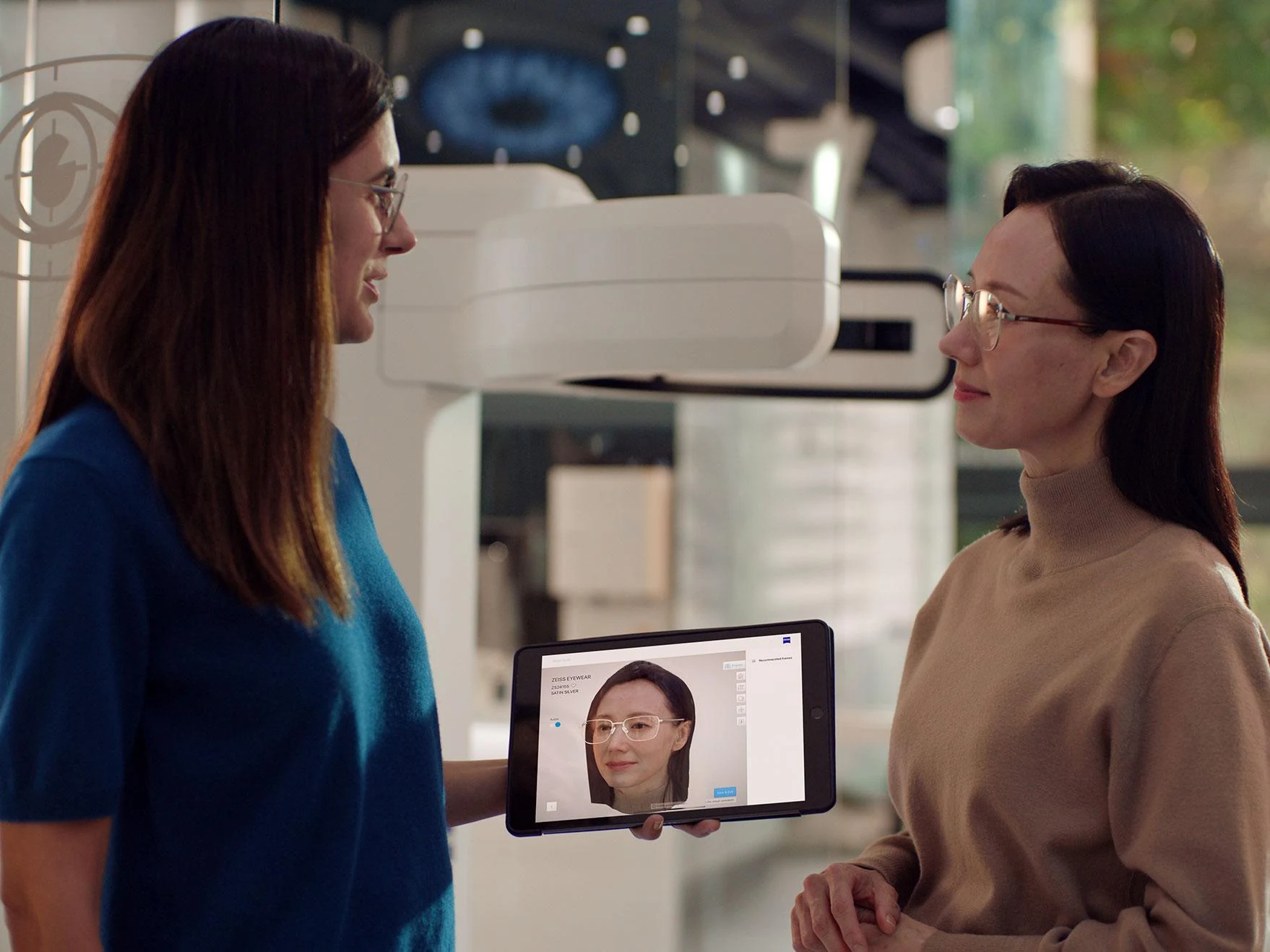 Cliente e profissional acompanham uma medição de óculos em um tablet ZEISS.